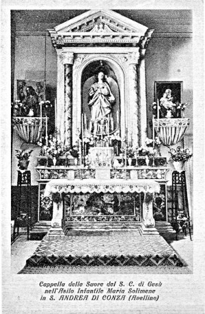 L'altare dell'ex Asilo Infantile con la statua dell'Immacolata, in una foto d'epoca